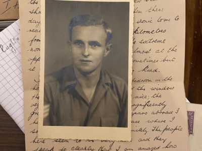 ...e Bill Ash, militare inglese di stanza in Puglia durante la Seconda guerra mondiale. Nelle foto si vede il volto di Bill, con i capelli corti e biondi e lo sguardo sognante...